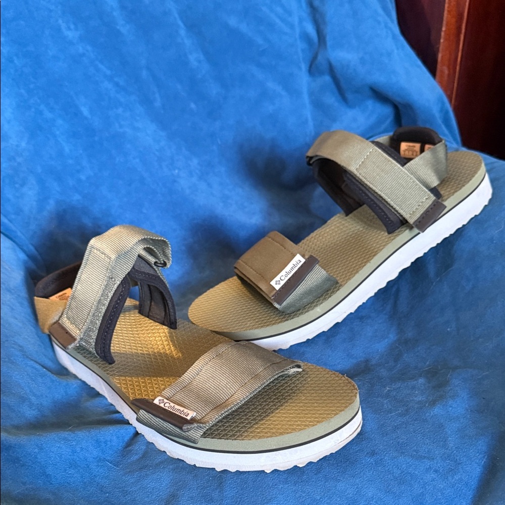 Like new Columbia Olive Velcro Sandals size 9